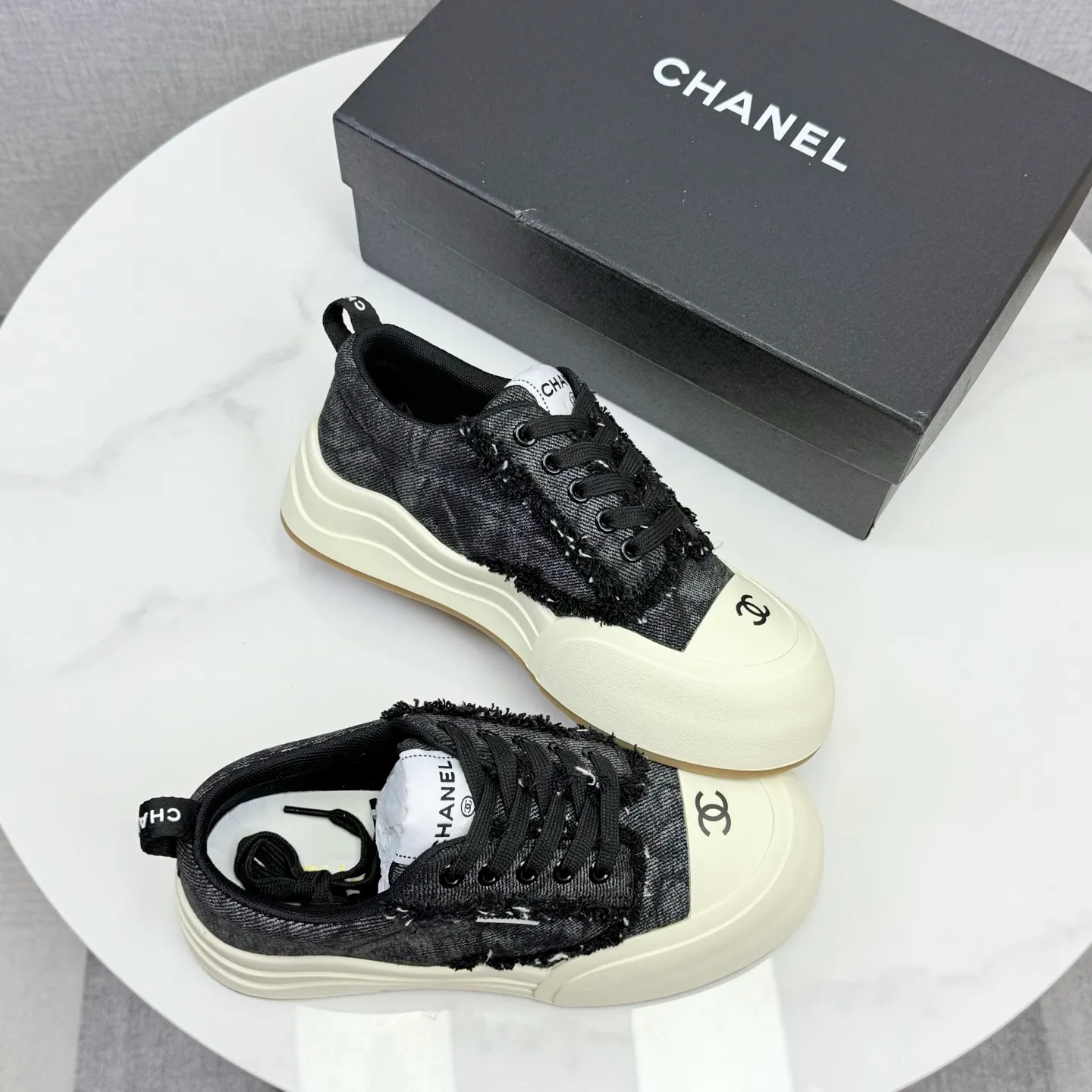 👟👟Ex-factory price 600👟👟Chanel Panda Shoes! 2025 counter's top casual sports shoes, this classic design; the upper is in the style of electric embroidery with various techniques; the outsole is fashionable and sporty; the unusual inclusion of a variety of color matching elements... The diversified mix and match is very good-looking and versatile, and can be used for leisure, fashion, sports, and outdoor... ꫛꫀꪝ Go➫ Materials: ❶Upper made of: original imported first-layer silk cowhide + original version waterproof cloth + original first-layer cowhide ❷Inner lining: Original Yangli+wang ❸ Outsole based on: Original TPU combination outsole Counter boutique packaging complete set for women 35–41